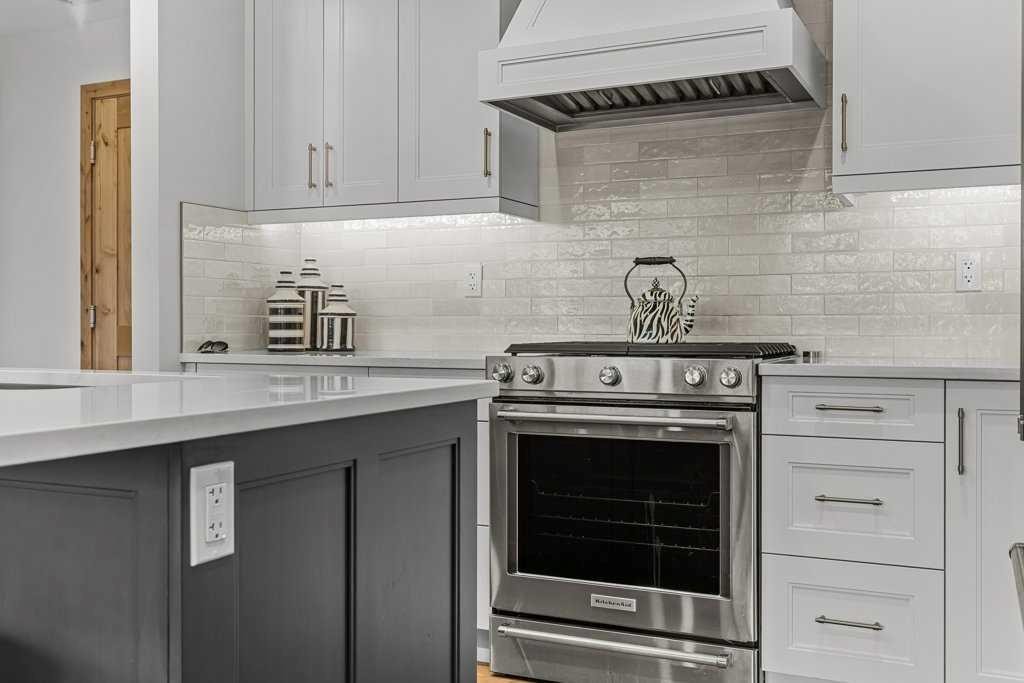 311-1315 Spring Creek Gate, Canmore, AB - Indoor Photo Showing Kitchen With Upgraded Kitchen