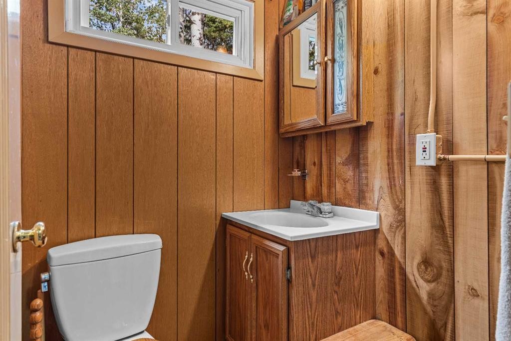 9 Des Arcs Road, Lac Des Arcs, AB - Indoor Photo Showing Bathroom