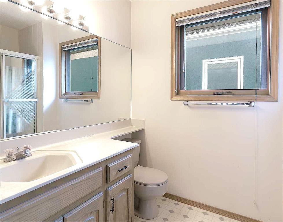 140 Santana Mews Nw, Calgary, AB - Indoor Photo Showing Bathroom