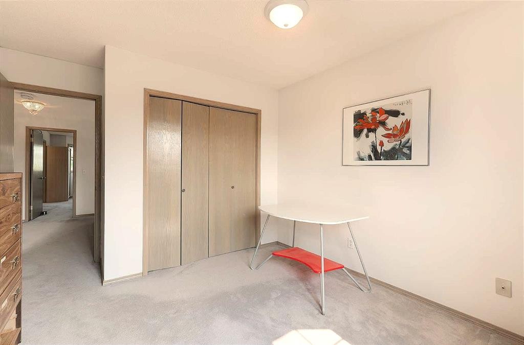 140 Santana Mews Nw, Calgary, AB - Indoor Photo Showing Other Room