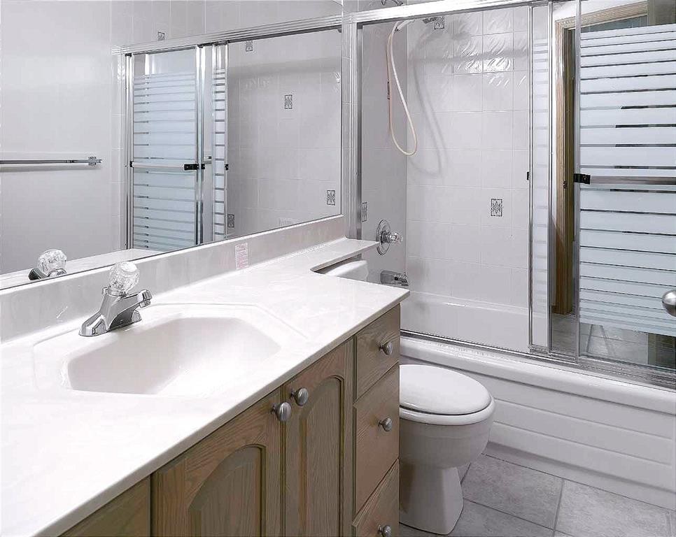 140 Santana Mews Nw, Calgary, AB - Indoor Photo Showing Bathroom