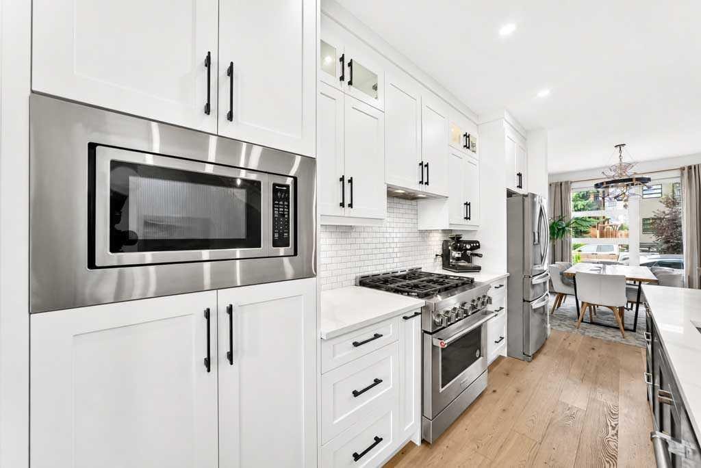 1703 31 Avenue Sw, Calgary, AB - Indoor Photo Showing Kitchen With Stainless Steel Kitchen With Upgraded Kitchen