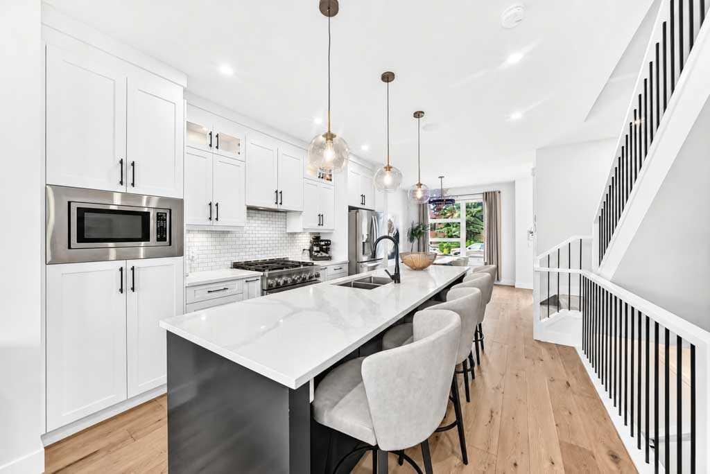 1703 31 Avenue Sw, Calgary, AB - Indoor Photo Showing Kitchen With Double Sink With Upgraded Kitchen