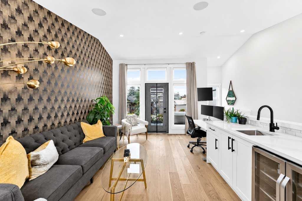 1703 31 Avenue Sw, Calgary, AB - Indoor Photo Showing Other Room