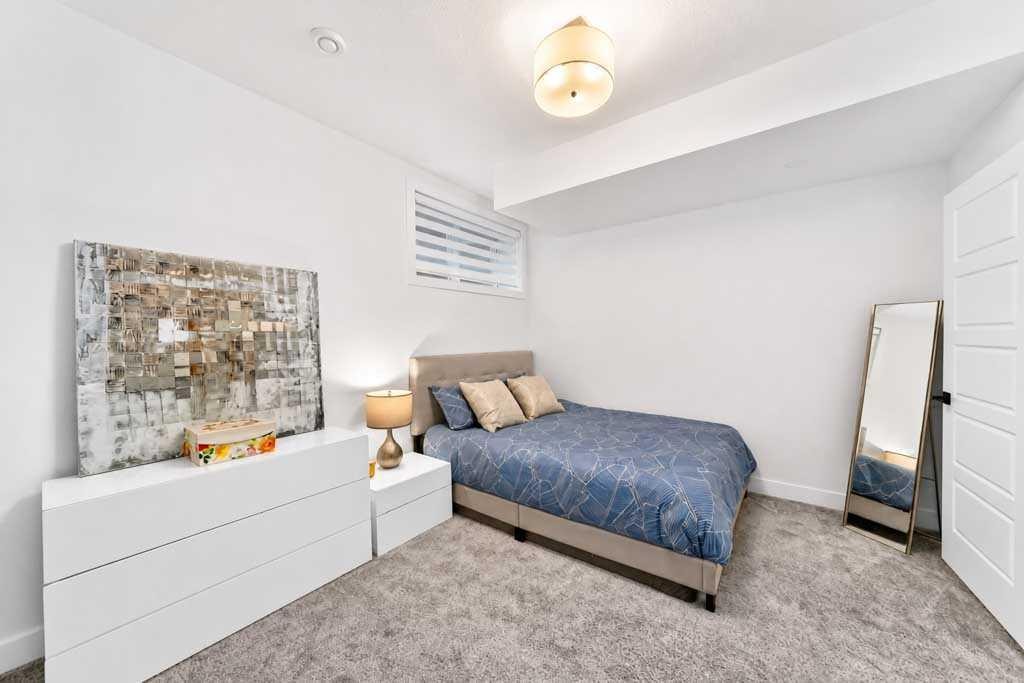 1703 31 Avenue Sw, Calgary, AB - Indoor Photo Showing Bedroom
