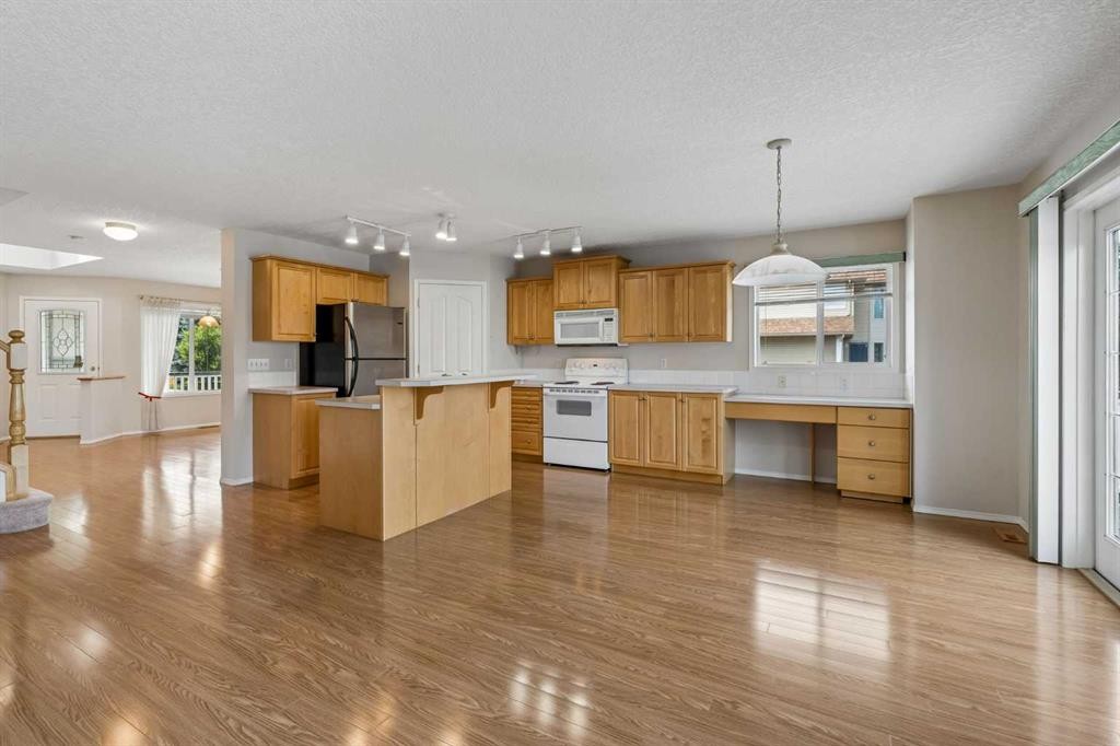 41 Panorama Hills Way Nw, Calgary, AB - Indoor Photo Showing Kitchen