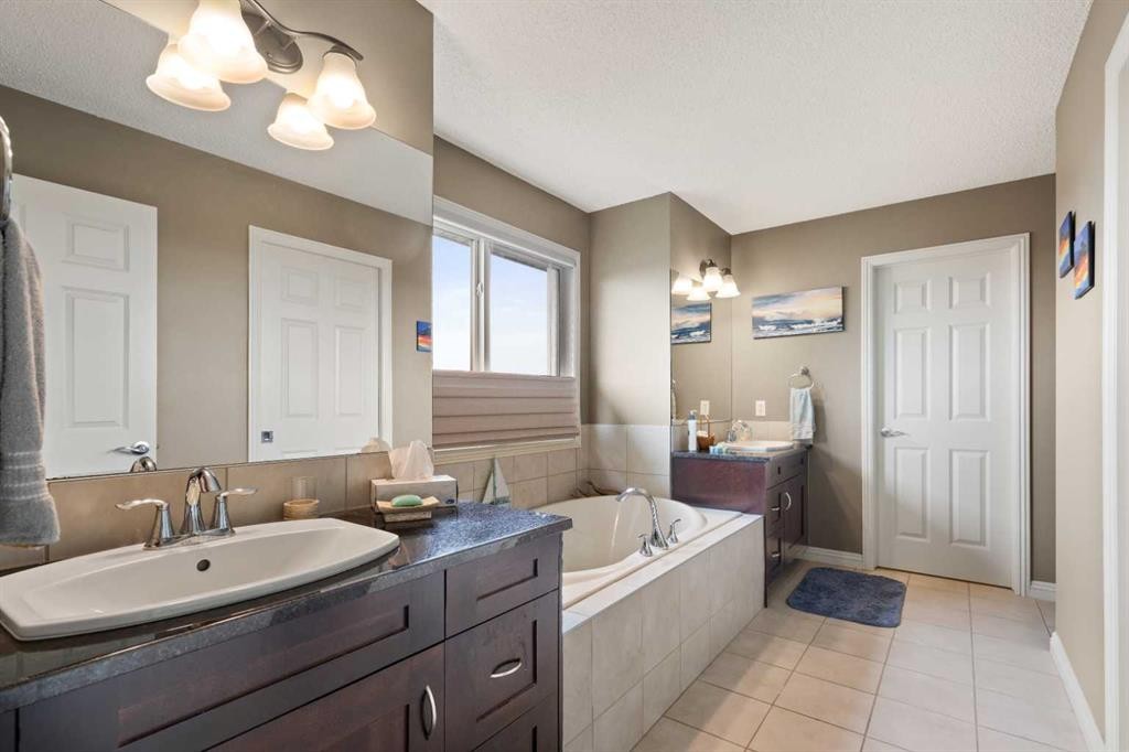 159 Sunset View, Cochrane, AB - Indoor Photo Showing Bathroom