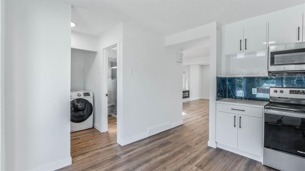 15 Taraglen Court Ne, Calgary, AB - Indoor Photo Showing Kitchen