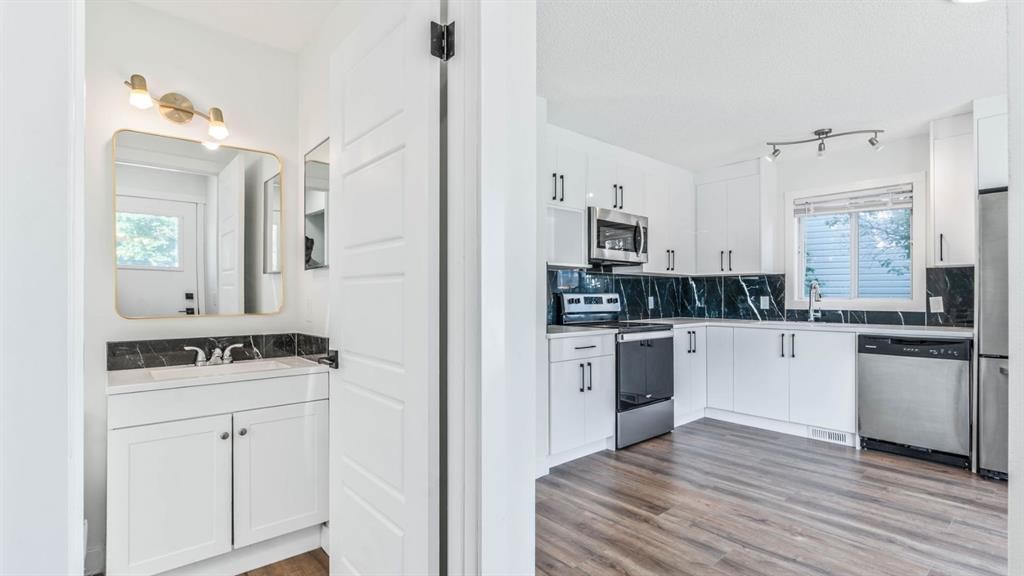 15 Taraglen Court Ne, Calgary, AB - Indoor Photo Showing Kitchen