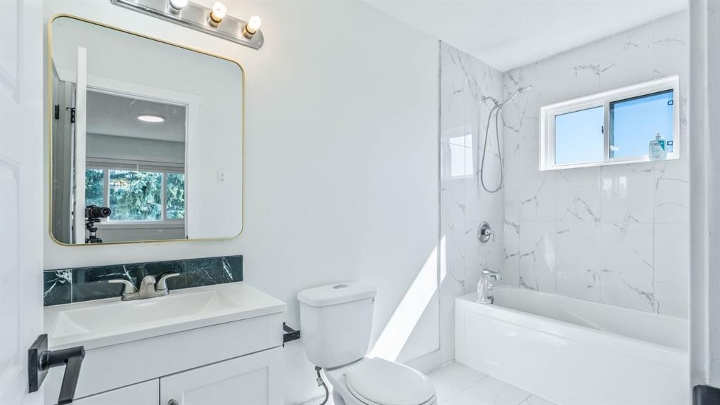 15 Taraglen Court Ne, Calgary, AB - Indoor Photo Showing Bathroom