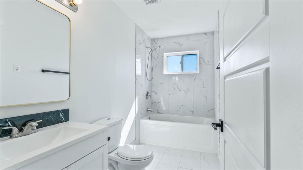 15 Taraglen Court Ne, Calgary, AB - Indoor Photo Showing Bathroom