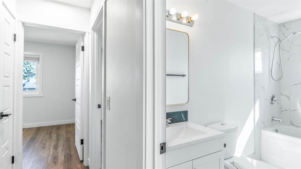 15 Taraglen Court Ne, Calgary, AB - Indoor Photo Showing Bathroom