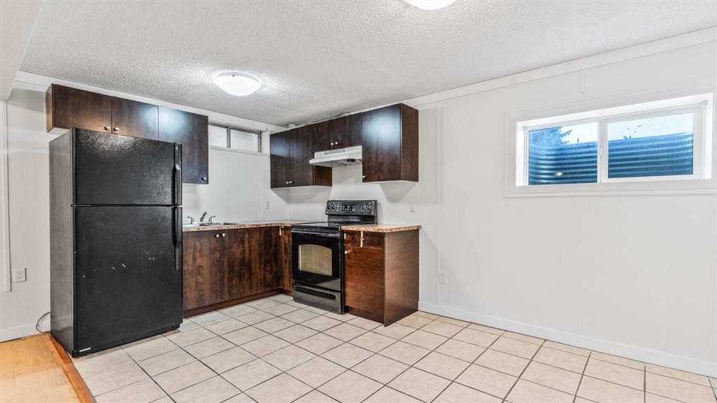 15 Taraglen Court Ne, Calgary, AB - Indoor Photo Showing Kitchen
