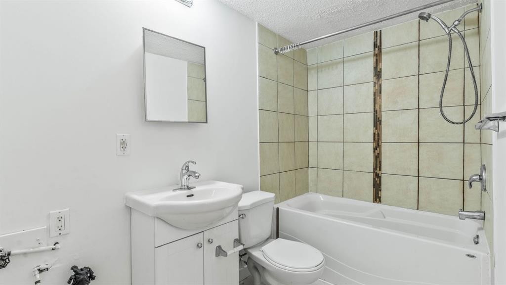 15 Taraglen Court Ne, Calgary, AB - Indoor Photo Showing Bathroom