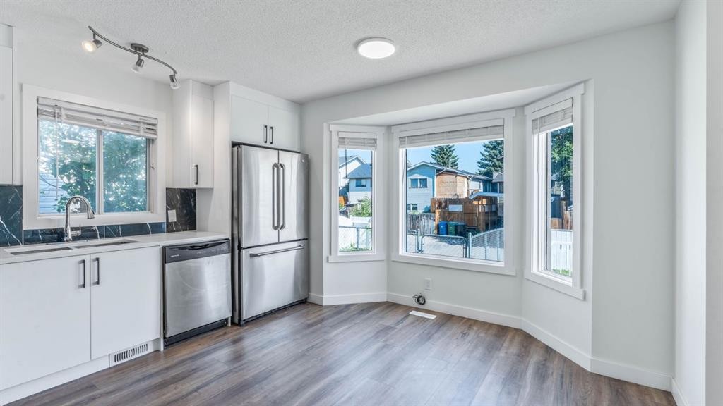 15 Taraglen Court Ne, Calgary, AB - Indoor Photo Showing Kitchen