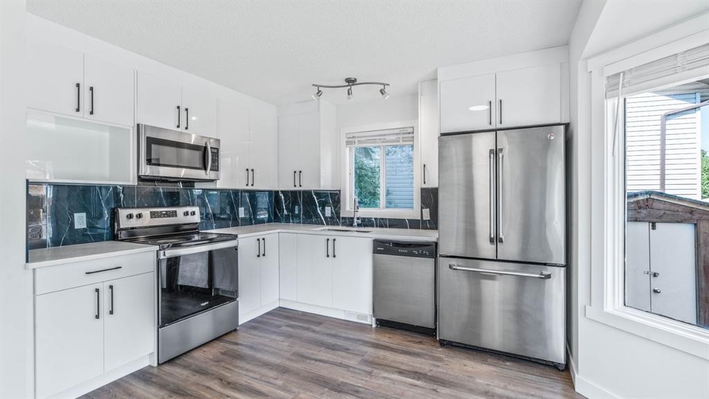 15 Taraglen Court Ne, Calgary, AB - Indoor Photo Showing Kitchen With Upgraded Kitchen