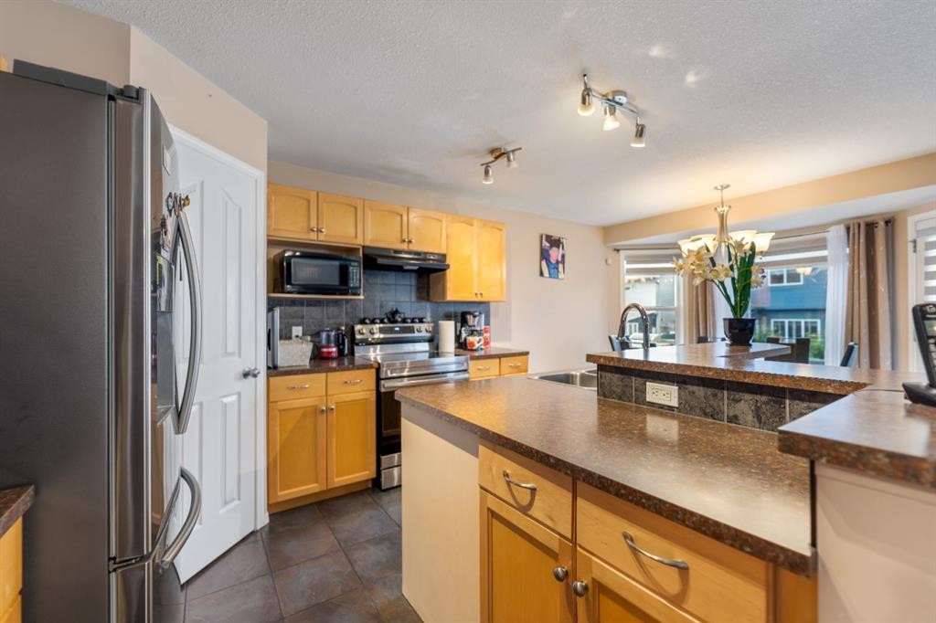 20 Saddlecrest Terrace Ne, Calgary, AB - Indoor Photo Showing Kitchen