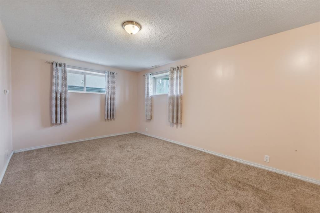 20 Saddlecrest Terrace Ne, Calgary, AB - Indoor Photo Showing Other Room