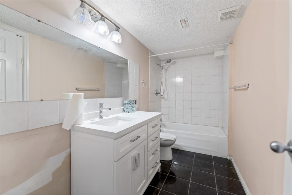 20 Saddlecrest Terrace Ne, Calgary, AB - Indoor Photo Showing Bathroom