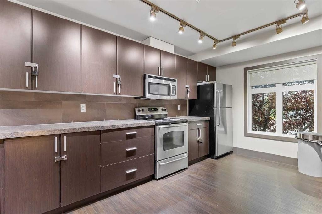 320-11 Millrise Drive Sw, Calgary, AB - Indoor Photo Showing Kitchen
