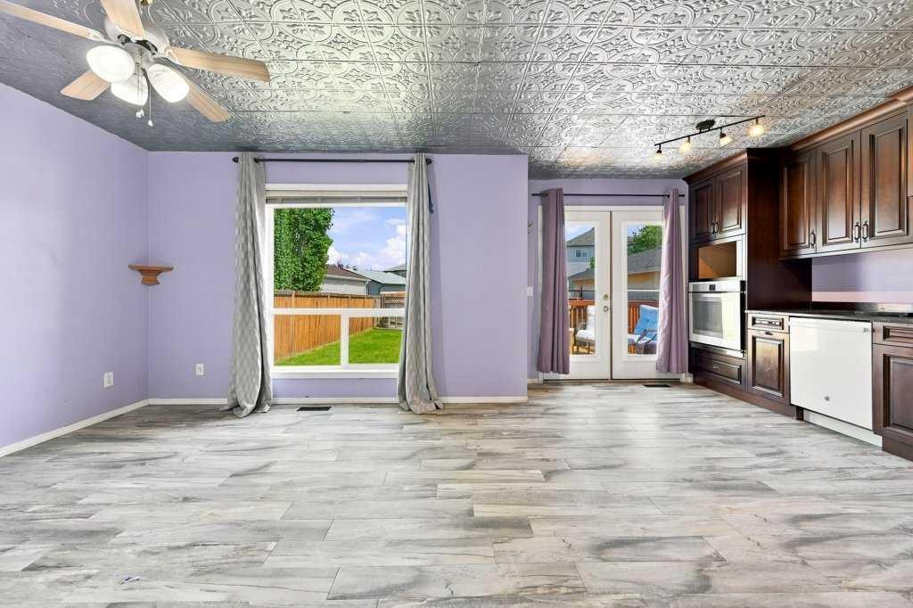 100 Coventry Road Ne, Calgary, AB - Indoor Photo Showing Kitchen