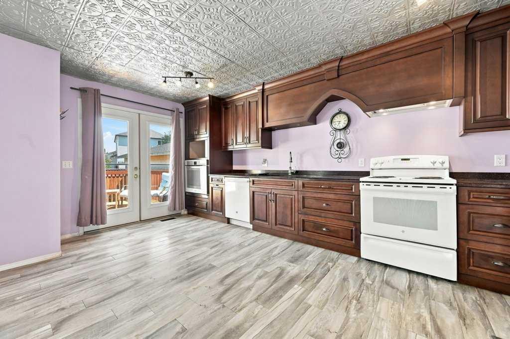 100 Coventry Road Ne, Calgary, AB - Indoor Photo Showing Kitchen