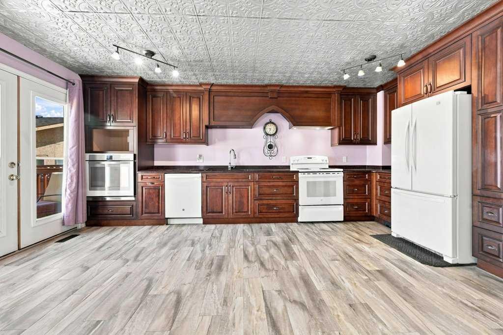 100 Coventry Road Ne, Calgary, AB - Indoor Photo Showing Kitchen