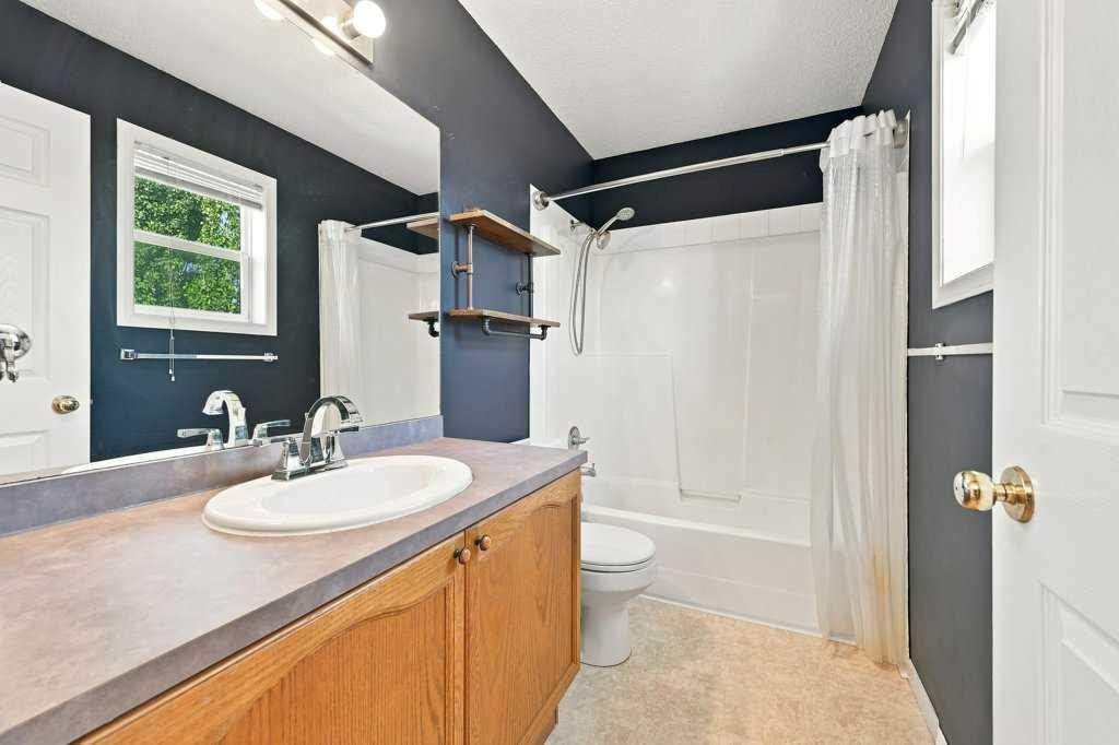 100 Coventry Road Ne, Calgary, AB - Indoor Photo Showing Bathroom