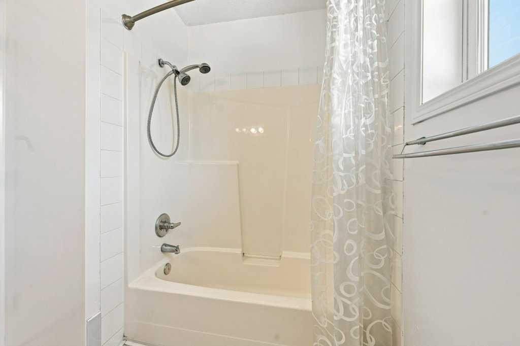 100 Coventry Road Ne, Calgary, AB - Indoor Photo Showing Bathroom