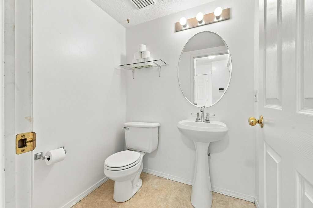 100 Coventry Road Ne, Calgary, AB - Indoor Photo Showing Bathroom
