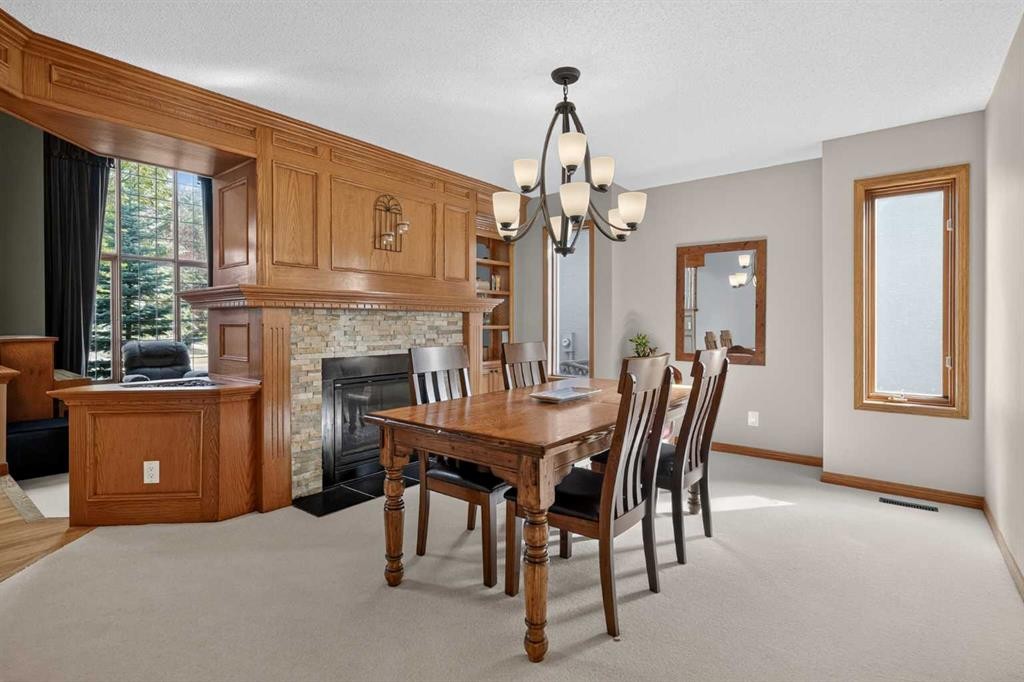 134 Schiller Crescent Nw, Calgary, AB - Indoor Photo Showing Dining Room