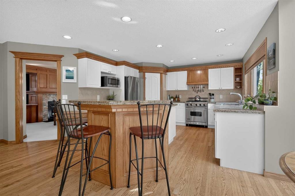 134 Schiller Crescent Nw, Calgary, AB - Indoor Photo Showing Kitchen