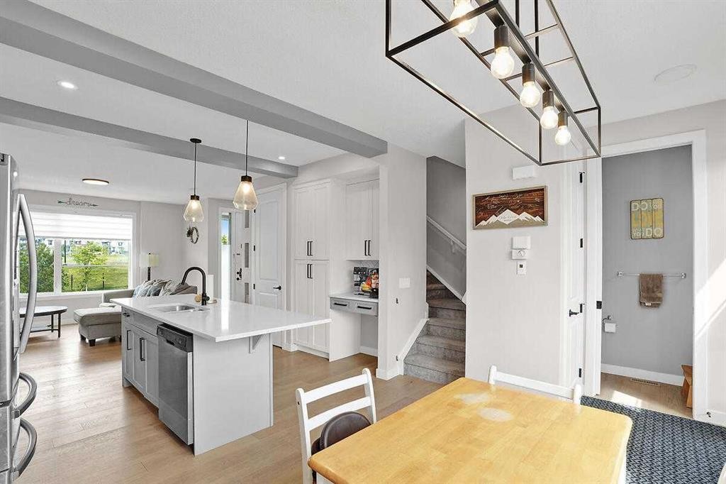 1139 Lanark Boulevard Se, Airdrie, AB - Indoor Photo Showing Kitchen With Double Sink With Upgraded Kitchen