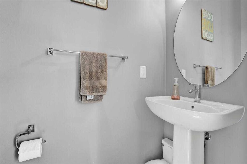 1139 Lanark Boulevard Se, Airdrie, AB - Indoor Photo Showing Bathroom