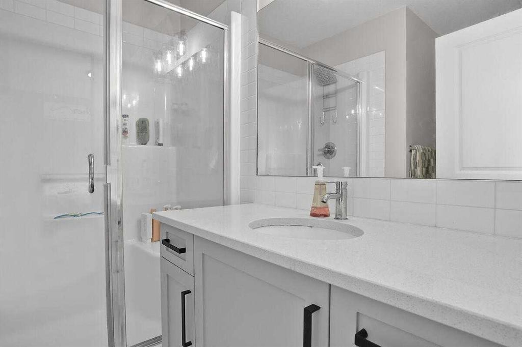 1139 Lanark Boulevard Se, Airdrie, AB - Indoor Photo Showing Bathroom