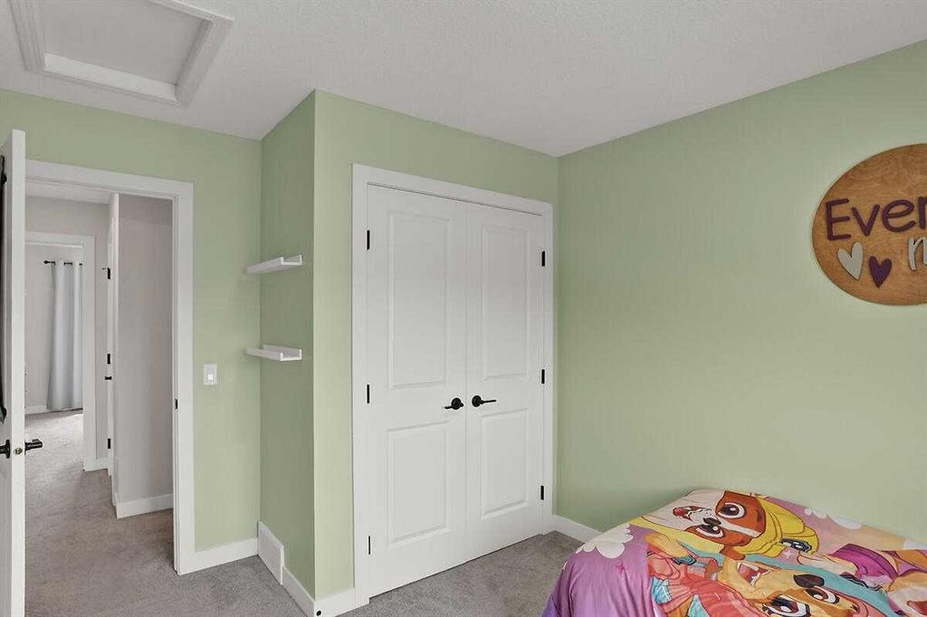 1139 Lanark Boulevard Se, Airdrie, AB - Indoor Photo Showing Bedroom