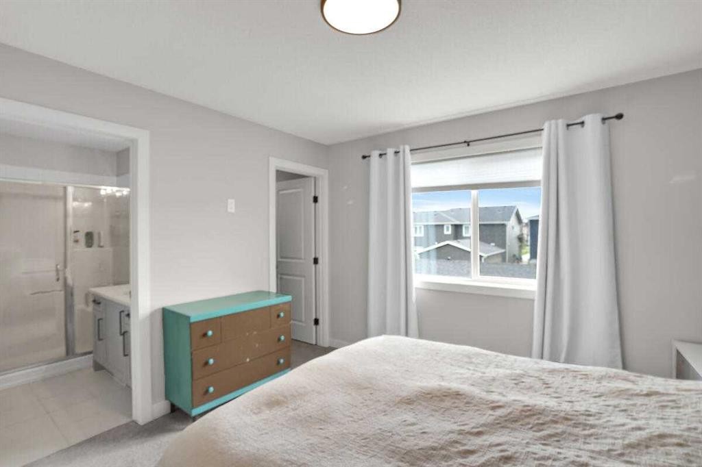 1139 Lanark Boulevard Se, Airdrie, AB - Indoor Photo Showing Bedroom