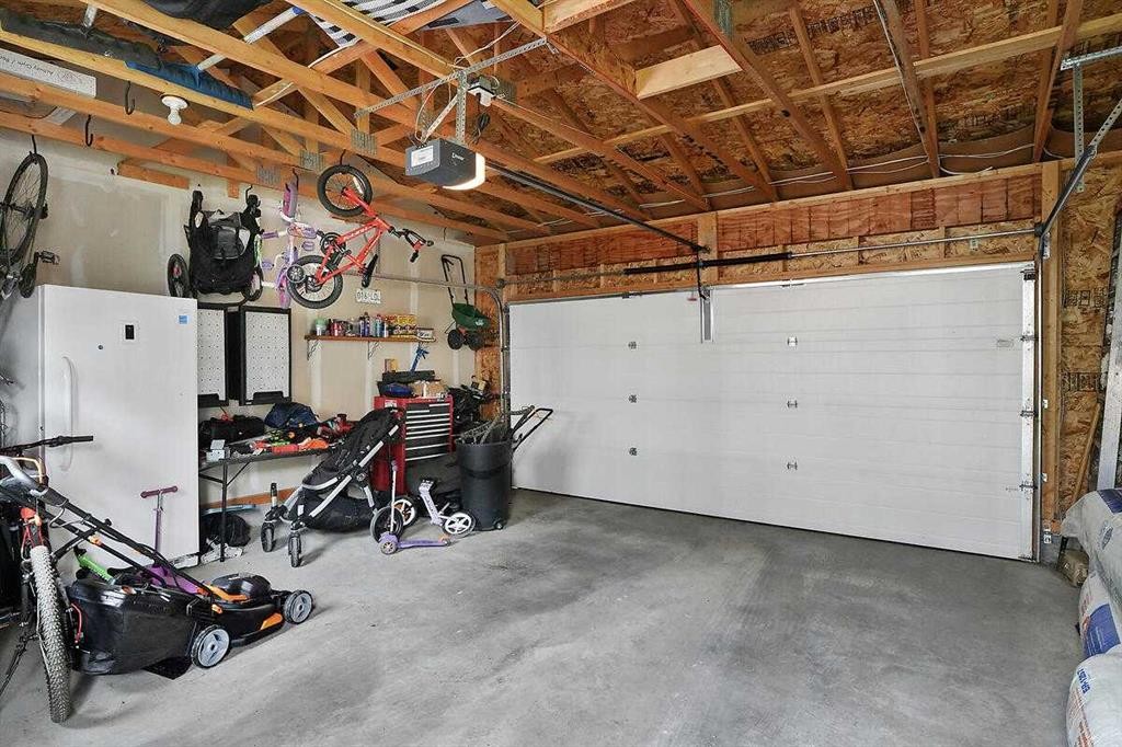 1139 Lanark Boulevard Se, Airdrie, AB - Indoor Photo Showing Garage