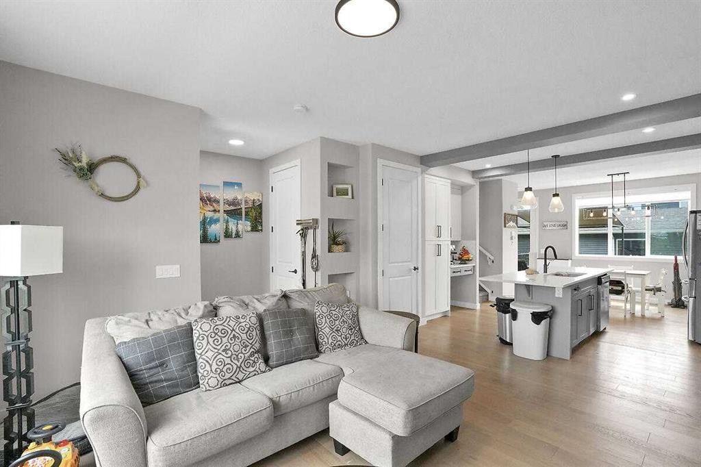 1139 Lanark Boulevard Se, Airdrie, AB - Indoor Photo Showing Living Room