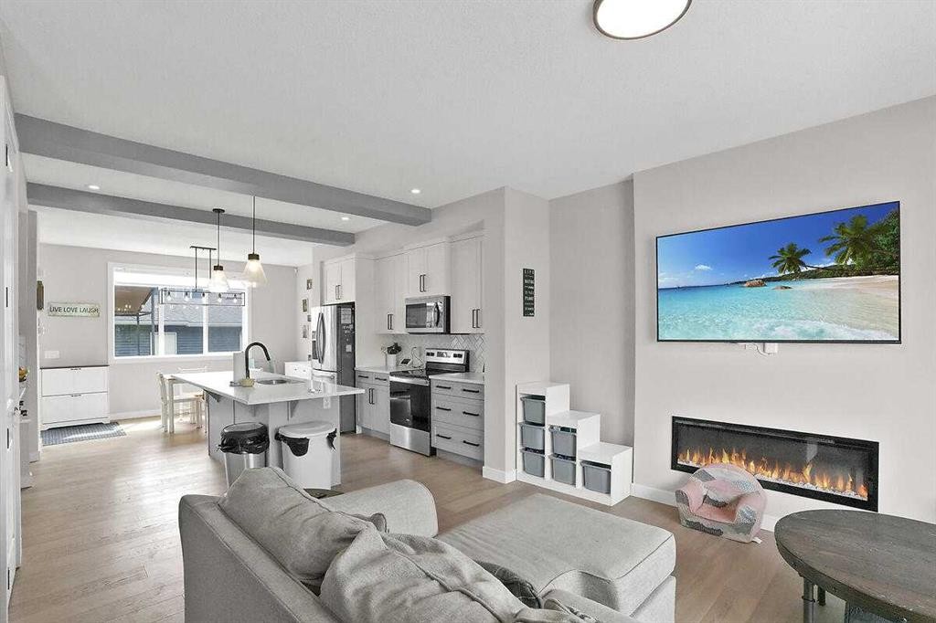 1139 Lanark Boulevard Se, Airdrie, AB - Indoor Photo Showing Living Room With Fireplace