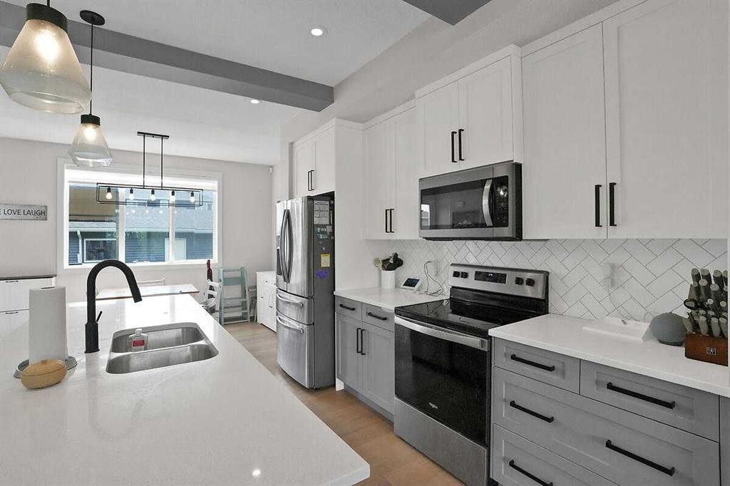 1139 Lanark Boulevard Se, Airdrie, AB - Indoor Photo Showing Kitchen With Double Sink With Upgraded Kitchen