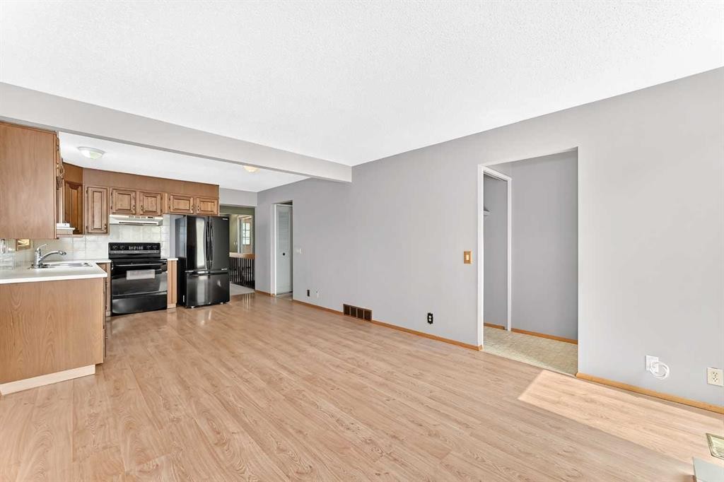 128 Erin Woods Drive Se, Calgary, AB - Indoor Photo Showing Kitchen