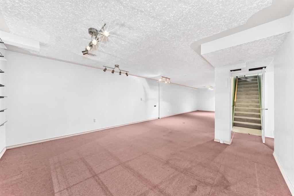 128 Erin Woods Drive Se, Calgary, AB - Indoor