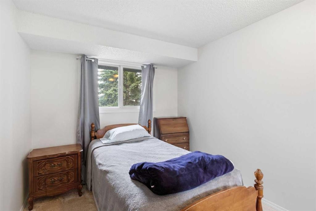 12-800 Bowcroft Place, Cochrane, AB - Indoor Photo Showing Bedroom