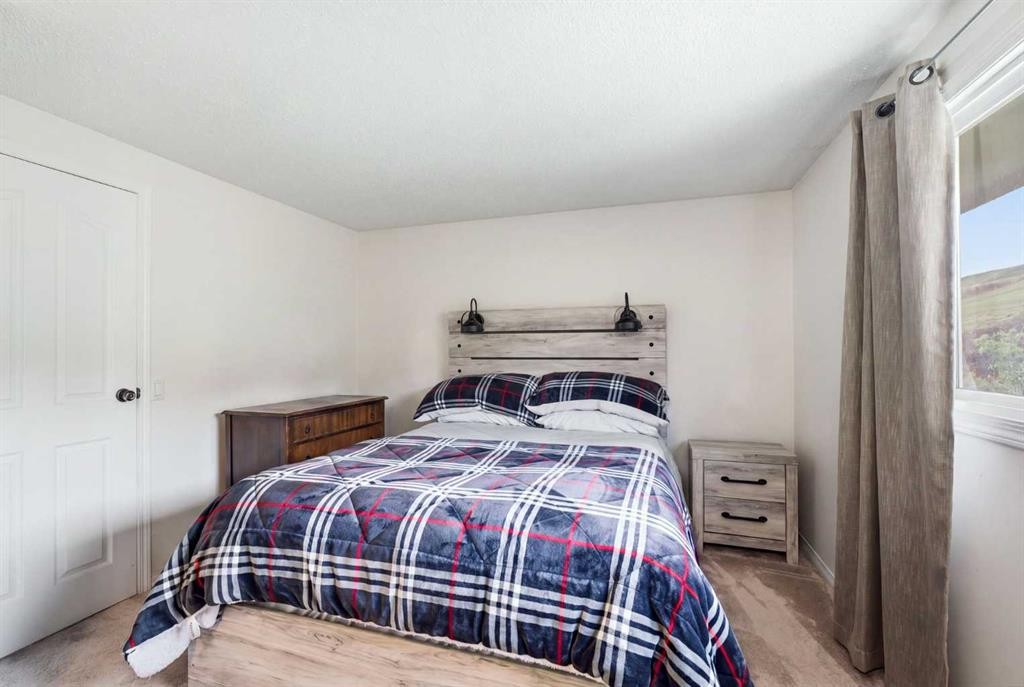12-800 Bowcroft Place, Cochrane, AB - Indoor Photo Showing Bedroom