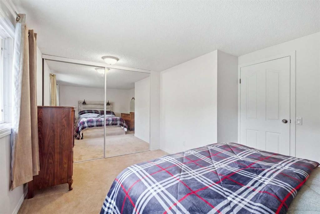 12-800 Bowcroft Place, Cochrane, AB - Indoor Photo Showing Bedroom