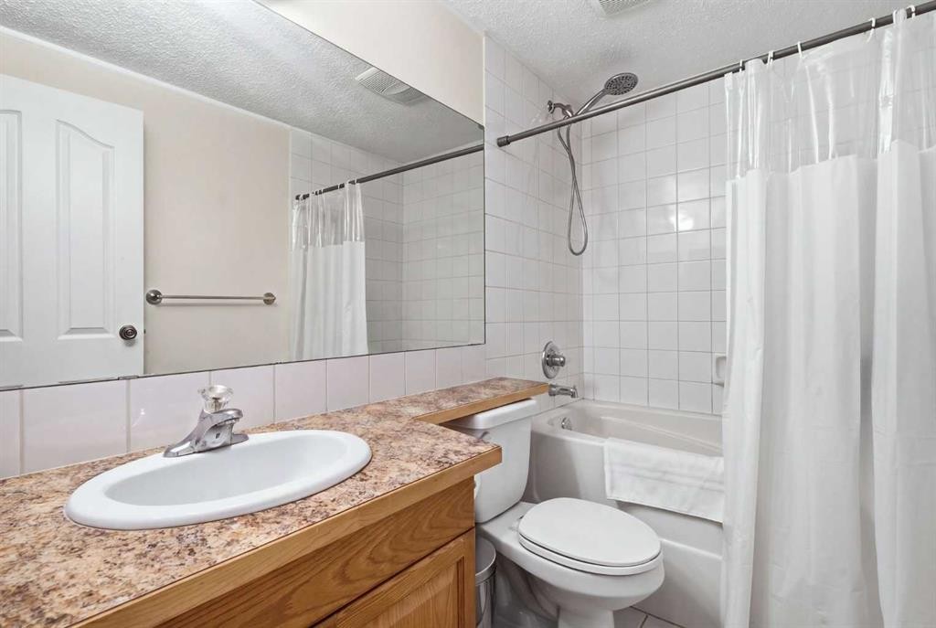 12-800 Bowcroft Place, Cochrane, AB - Indoor Photo Showing Bathroom