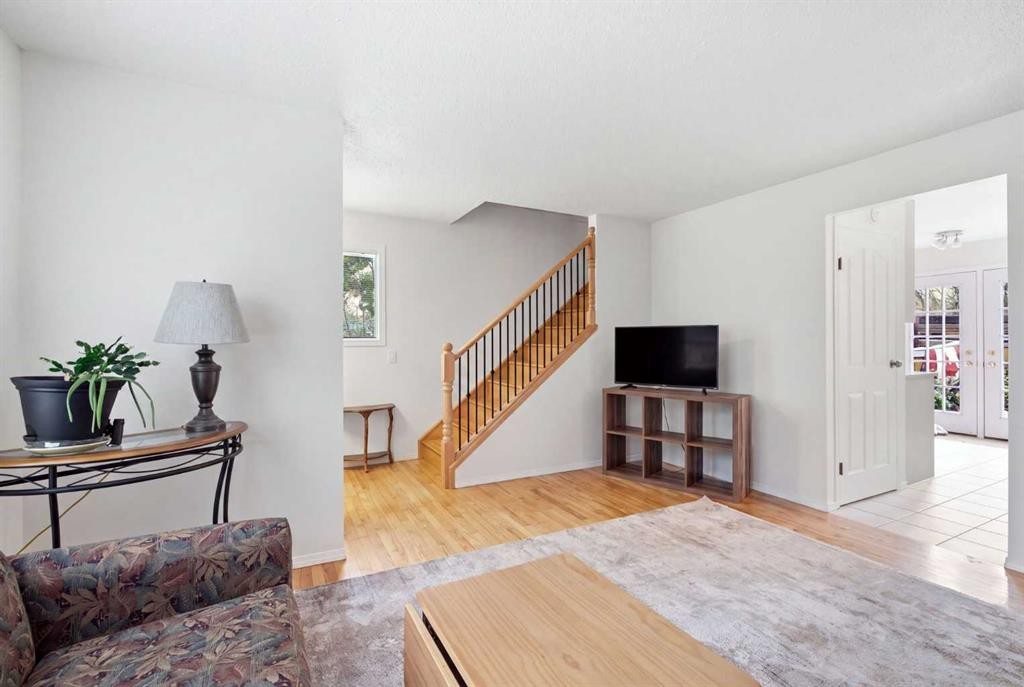 12-800 Bowcroft Place, Cochrane, AB - Indoor Photo Showing Living Room