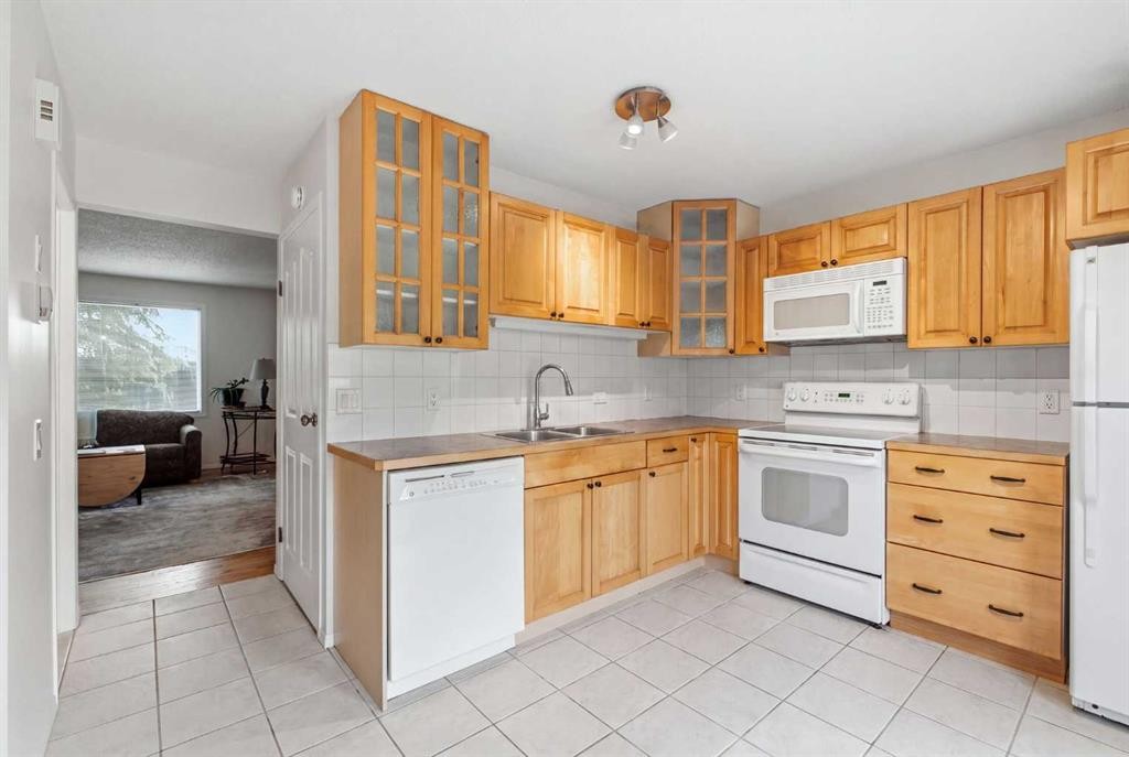 12-800 Bowcroft Place, Cochrane, AB - Indoor Photo Showing Kitchen With Double Sink