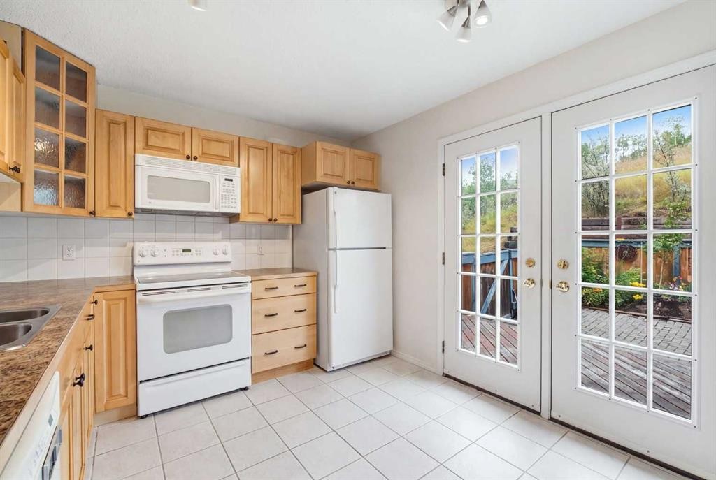 12-800 Bowcroft Place, Cochrane, AB - Indoor Photo Showing Kitchen With Double Sink
